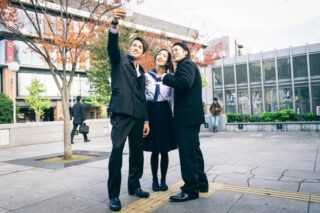 Казахстанским школьникам запретят пользоваться мобильными телефонами на уроках