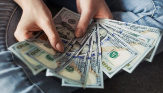 Курс доллара снижается к евро и иене перед выходом данных о доверии потребителей в США