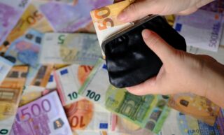 Курс евро к доллару растет, но были колебания после публикации решений ЕЦБ