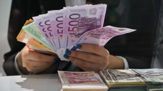 Курс евро растет против доллара, иена также укрепляется