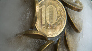 Курс рубля на Мосбирже умеренно снижается к доллару и евро, но остается стабильным к юаню