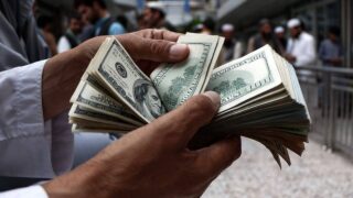 Курс рубля на торгах в РФ в понедельник: доллар и евро растут, юань чуть дешевеет