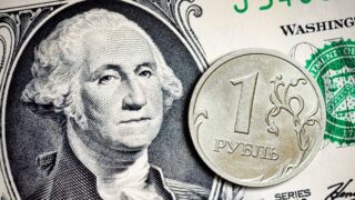 Курс рубля на Мосбирже незначительно повышается к доллару и немного сильнее к евро