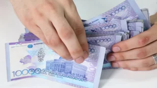 Курс тенге продолжает снижаться