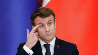 Макрона раскритиковали за дорогие часы во время интервью о пенсионной реформе