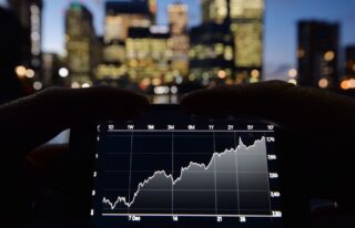 На торгах пятницы индекс «голубых фишек» растет