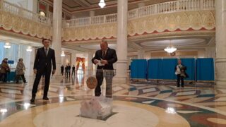 Первый президент Казахстана Нурсултан Назарбаев проголосовал на участке в Astana Opera