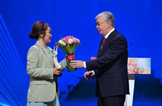 Поздравление казахстанок от Токаева с Международным женским днем