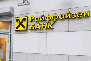 Райффайзенбанк ужесточает правила валютных переводов для физических лиц