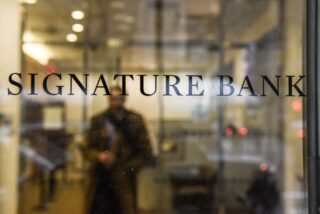 Регулятор США по-прежнему рассматривает заявки на SVB и Signature Bank