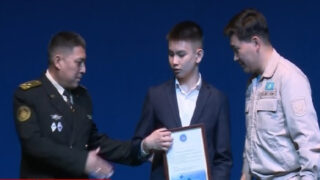 Школьника, который помог обезвредить одноклассника с топором, наградили в Петропавловске