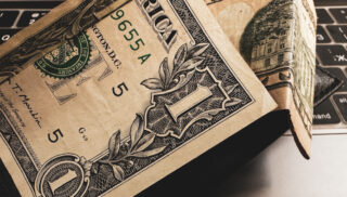 Стоимость доллара снижается на негативной статистике США