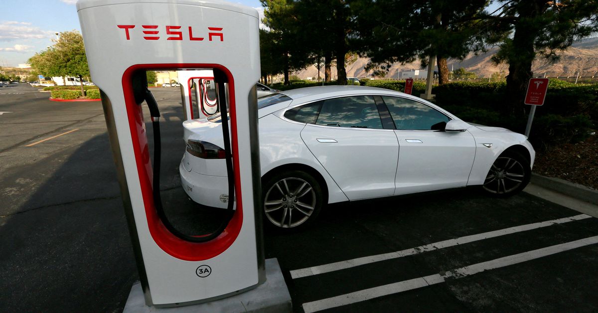 Фото: Reuters. Tesla Model S заряжается на станции Tesla supercharger в Кабазоне, Калифорния. Tesla построит новый мегазавод по производству аккумуляторов Megapack в Шанхае