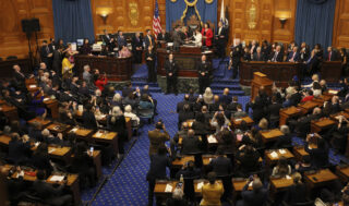 Сенат США проголосовал за отмену чрезвычайного положения, принятого из-за COVID-19