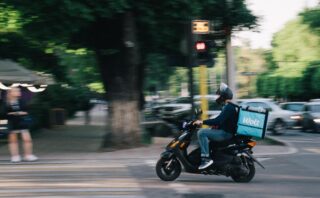 За отказ бесплатно доставить еду компания поплатилась штрафом