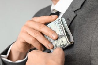 В обменниках Казахстана курс доллара резко подорожал до 470 тенге