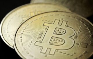 Впервые с 12 июня 2022 года стоимость биткоина достигла более 28 тысяч долларов