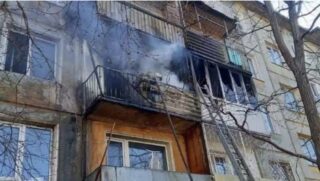 11 человек эвакуированы из-за пожара в квартире в Восточном Казахстане