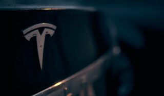 Акции Tesla упали на 5% из-за опасения по поводу прибыльности