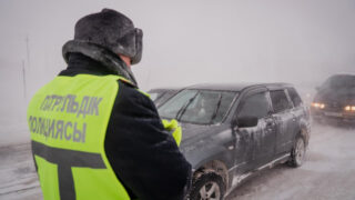 Акмолинские полицейские проводили более 700 авто по заснеженным трассам