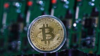 Биткоин поднимается на 3% и достигает 31 тысяч долларов — самая высокая цена за почти год