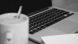 Чем опасна ночная зарядка ноутбука, объяснил эксперт