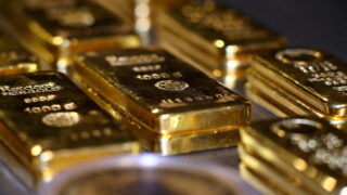 Цена на золото поднимается после утреннего спада в связи с ослаблением доллара