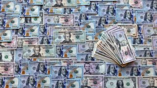 Доллар колеблется перед выходом статистики по ВВП США