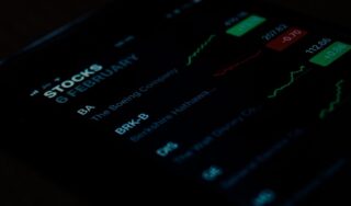 Фондовые индексы США снижаются на фоне худших, чем ожидалось, экономических данных