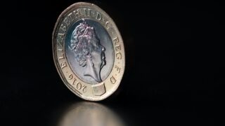 Фунт стабильно торгуется против доллара, но снижается против евро