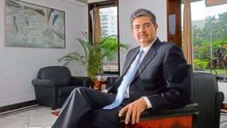 Глава Kotak Mahindra Bank назвал доллар «финансовым террористом» и призвал использовать рупию