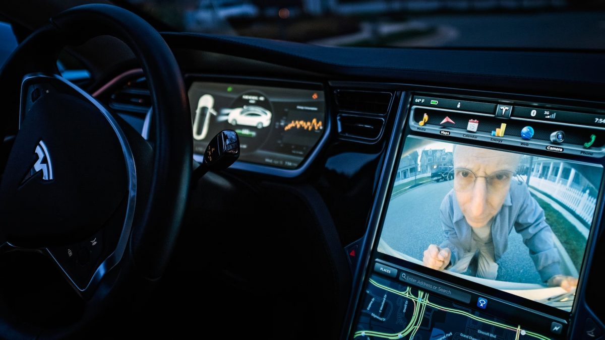 Фото: motortrend.com. Кто-то смотрит в камеру Tesla