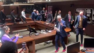 Канадские политики-мужчины надели розовые туфли в знак протеста против домашнего насилия