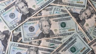 Курс доллара снижается перед выходом статданных о рынке труда в США