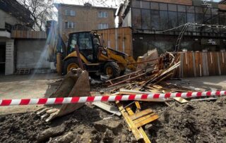 Летнюю террасу кафе в центре Алматы сносят по решению суда