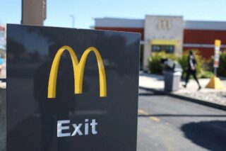 McDonald’s снизит компенсации некоторым сотрудникам — WSJ