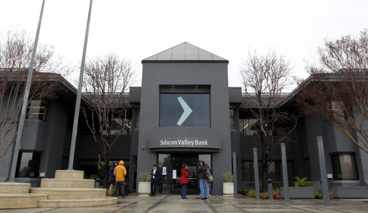 Фото: REUTERS/Nathan Frandino. Крах Silicon Valley Bank не приведет к полномасштабной рецессии в США. Важные экономические новости на 24 апреля 2023 года