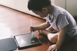 Минпросвещения отказалось от идеи замены учебников планшетами в Казахстане