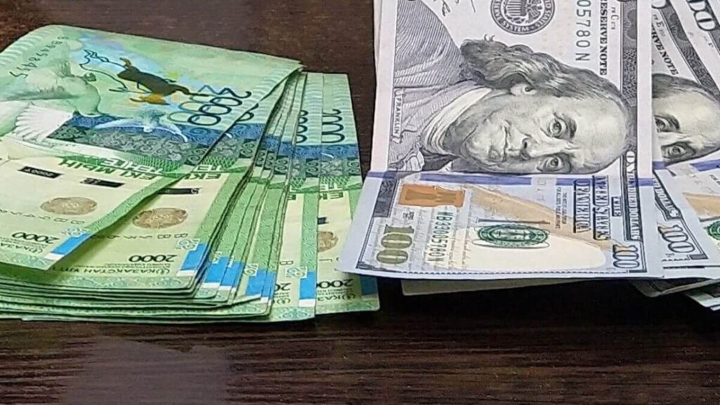 На KASE к 11:00 доллар продавался около 454,4 тенге