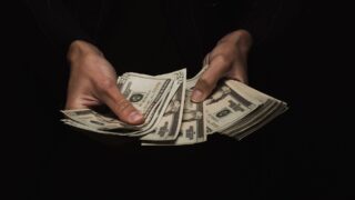 На открытии пятничных торгов наблюдается рост курса доллара и юаня