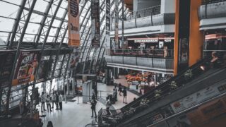 Наличные или кредит? Цены в магазинах Казахстана могут стать разными