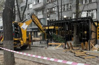 Очередное незаконное летнее кафе сносят в Алматы