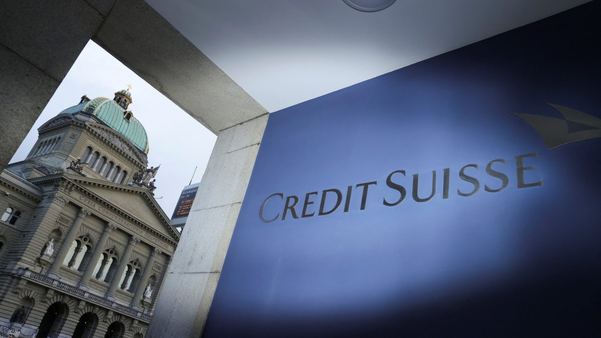 Фото: REUTERS/Denis Balibouse. Держатели облигаций Credit Suisse на подали иск $1,7 млрд. Важные экономические новости на 3 мая 2023 года.