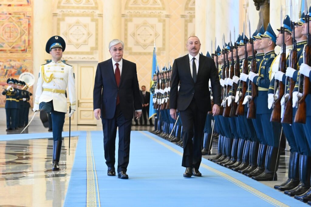 Президент Токаев приветствует Ильхама Алиева в президентской резиденции Акорда 10 апреля. Фото: Akorda.kz.