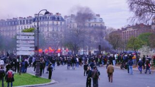 Манифестации против пенсионной реформы в Париже привели к ущербу в 1,6 миллиона евро