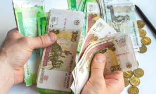 Рубль начинает неделю ростом курса по отношению к доллару, юаню и евро