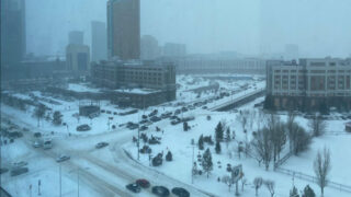 Снегопад парализовал движение на дорогах Астаны и вызвал взлет цен на такси