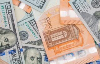 Тенге набирает силу: в феврале подешевели рубль, юань, евро и доллар