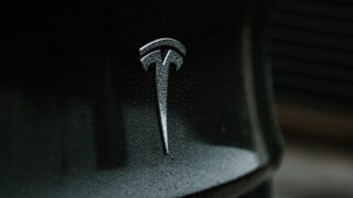 Tesla снизила цены на модели 3 и Y, что вызывает падение стоимости акций на 4%