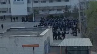 В Актау зафиксировано скопление силовиков со щитами